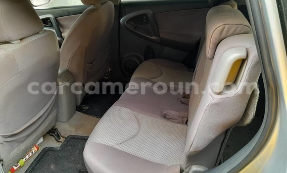 Sayi Na hannu Toyota RAV4 Azurfa Mota in Yaounde a Babban Kamaru Sayi Na hannu Toyota RAV4 Azurfa Mota in Yaounde a Babban Kamaru