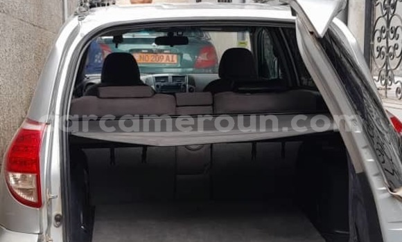 Sayi Na hannu Toyota RAV4 Azurfa Mota in Yaounde a Babban Kamaru Sayi Na hannu Toyota RAV4 Azurfa Mota in Yaounde a Babban Kamaru