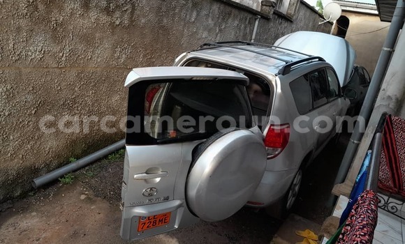Sayi Na hannu Toyota RAV4 Azurfa Mota in Yaounde a Babban Kamaru Sayi Na hannu Toyota RAV4 Azurfa Mota in Yaounde a Babban Kamaru