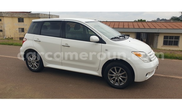 Sayi Na hannu Toyota IST White Mota in Yaounde a Babban Kamaru