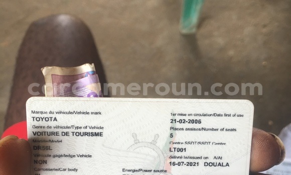 Sayi Na hannu Toyota Avensis Azurfa Mota in Douala a Ƙasar Kamaru Sayi Na hannu Toyota Avensis Azurfa Mota in Douala a Ƙasar Kamaru