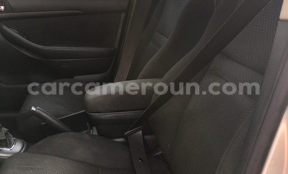 Sayi Na hannu Toyota Avensis Azurfa Mota in Douala a Ƙasar Kamaru Sayi Na hannu Toyota Avensis Azurfa Mota in Douala a Ƙasar Kamaru