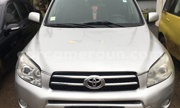 Sayi Imported Toyota RAV4 Azurfa Mota in Douala a Ƙasar Kamaru Sayi Imported Toyota RAV4 Azurfa Mota in Douala a Ƙasar Kamaru