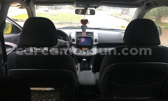 Sayi Imported Toyota RAV4 Azurfa Mota in Douala a Ƙasar Kamaru Sayi Imported Toyota RAV4 Azurfa Mota in Douala a Ƙasar Kamaru