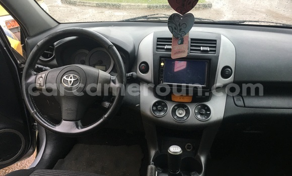 Sayi Imported Toyota RAV4 Azurfa Mota in Douala a Ƙasar Kamaru Sayi Imported Toyota RAV4 Azurfa Mota in Douala a Ƙasar Kamaru