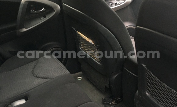 Sayi Imported Toyota RAV4 Azurfa Mota in Douala a Ƙasar Kamaru Sayi Imported Toyota RAV4 Azurfa Mota in Douala a Ƙasar Kamaru
