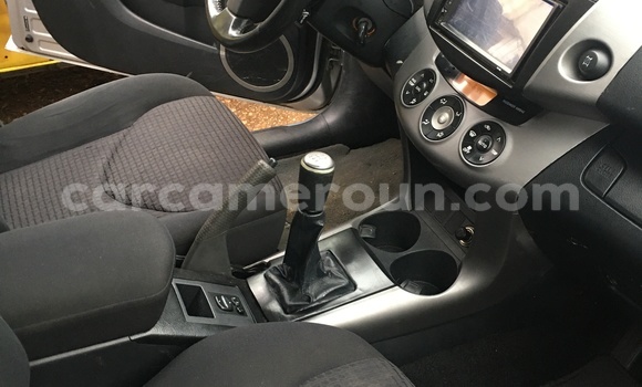 Sayi Imported Toyota RAV4 Azurfa Mota in Douala a Ƙasar Kamaru Sayi Imported Toyota RAV4 Azurfa Mota in Douala a Ƙasar Kamaru