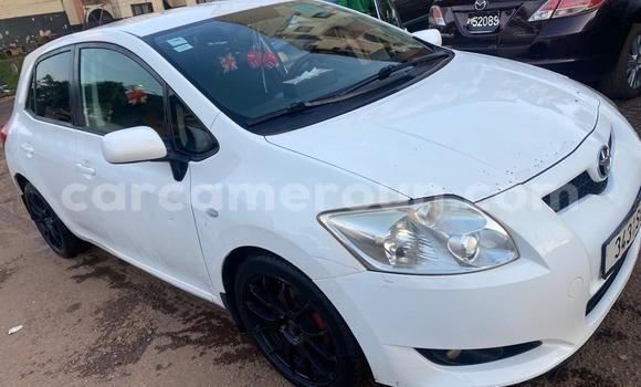 Sayi Na hannu Toyota Camry White Mota in Douala a Ƙasar Kamaru