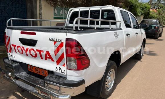Sayi Na hannu Toyota Hilux White Mota in Yaounde a Babban Kamaru Sayi Na hannu Toyota Hilux White Mota in Yaounde a Babban Kamaru