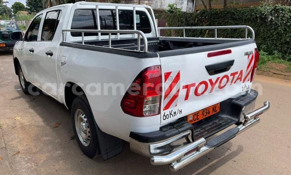 Sayi Na hannu Toyota Hilux White Mota in Yaounde a Babban Kamaru Sayi Na hannu Toyota Hilux White Mota in Yaounde a Babban Kamaru
