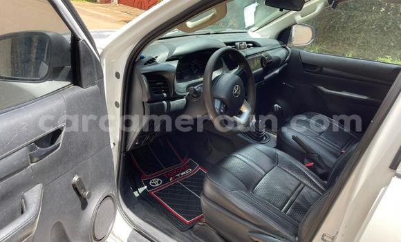 Sayi Na hannu Toyota Hilux White Mota in Yaounde a Babban Kamaru Sayi Na hannu Toyota Hilux White Mota in Yaounde a Babban Kamaru