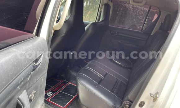 Sayi Na hannu Toyota Hilux White Mota in Yaounde a Babban Kamaru Sayi Na hannu Toyota Hilux White Mota in Yaounde a Babban Kamaru