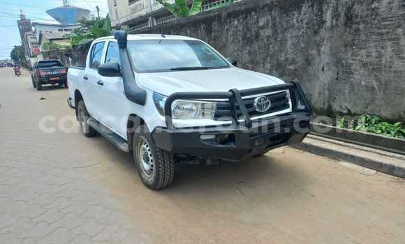 Sayi Na hannu Toyota Hilux White Mota in Yaounde a Babban Kamaru