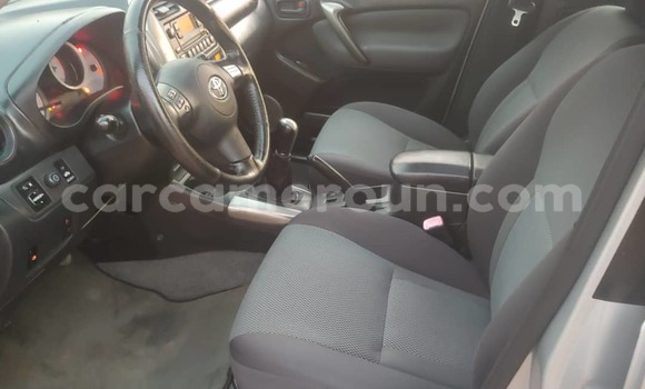 Sayi Na hannu Toyota RAV4 Azurfa Mota in Yaounde a Babban Kamaru Sayi Na hannu Toyota RAV4 Azurfa Mota in Yaounde a Babban Kamaru