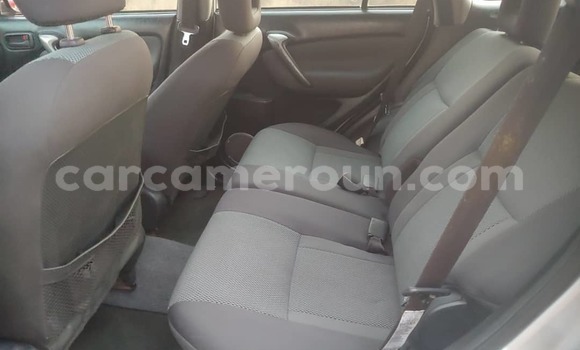 Sayi Na hannu Toyota RAV4 Azurfa Mota in Yaounde a Babban Kamaru Sayi Na hannu Toyota RAV4 Azurfa Mota in Yaounde a Babban Kamaru