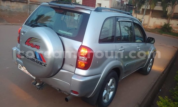 Sayi Na hannu Toyota RAV4 Azurfa Mota in Yaounde a Babban Kamaru Sayi Na hannu Toyota RAV4 Azurfa Mota in Yaounde a Babban Kamaru