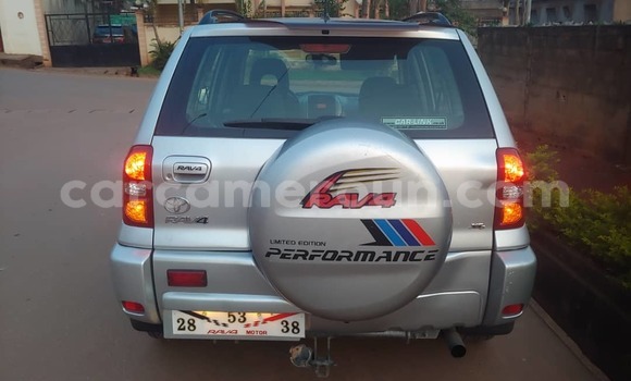 Sayi Na hannu Toyota RAV4 Azurfa Mota in Yaounde a Babban Kamaru Sayi Na hannu Toyota RAV4 Azurfa Mota in Yaounde a Babban Kamaru