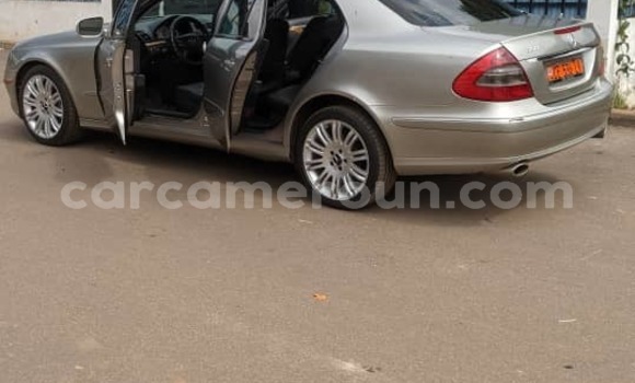 Sayi Na hannu Mercedes‒Benz E–Class Azurfa Mota in Yaounde a Babban Kamaru Sayi Na hannu Mercedes‒Benz E–Class Azurfa Mota in Yaounde a Babban Kamaru