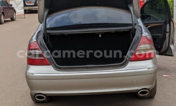 Sayi Na hannu Mercedes‒Benz E–Class Azurfa Mota in Yaounde a Babban Kamaru Sayi Na hannu Mercedes‒Benz E–Class Azurfa Mota in Yaounde a Babban Kamaru