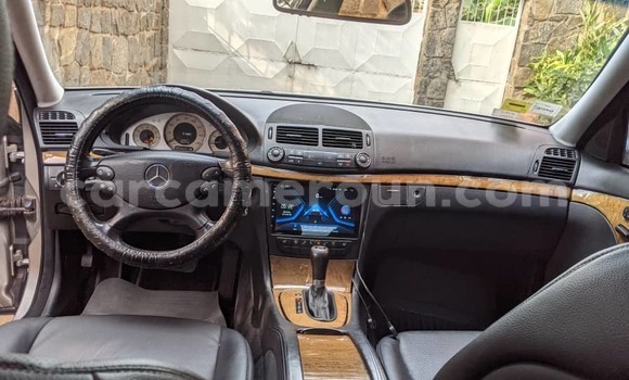 Sayi Na hannu Mercedes‒Benz E–Class Azurfa Mota in Yaounde a Babban Kamaru Sayi Na hannu Mercedes‒Benz E–Class Azurfa Mota in Yaounde a Babban Kamaru