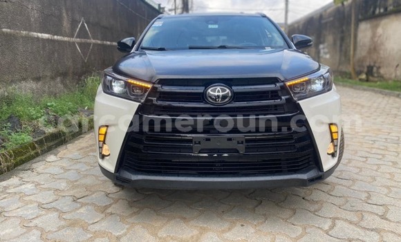 Buy Import Toyota Highlander White Car in Douala in Littoral Cameroon Buy Import Toyota Highlander White Car in Douala in Littoral Cameroon