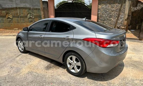 Sayi Na hannu Hyundai Elantra Azurfa Mota in Yaounde a Babban Kamaru