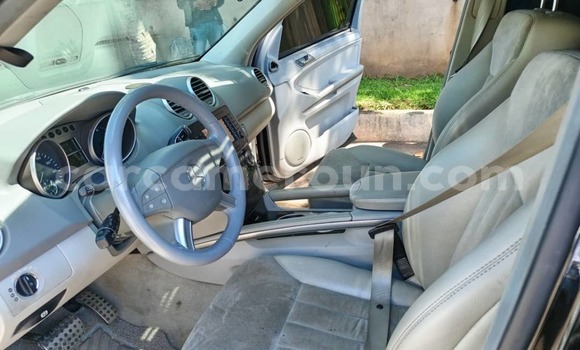 Sayi Na hannu Mercedes‒Benz M–Class Brown Mota in Yaounde a Babban Kamaru Sayi Na hannu Mercedes‒Benz M–Class Brown Mota in Yaounde a Babban Kamaru