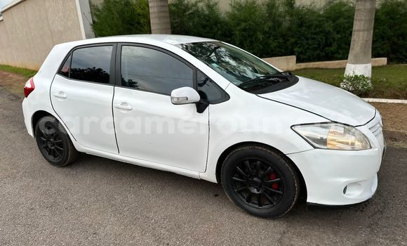 Sayi Na hannu Toyota Auris White Mota in Yaounde a Babban Kamaru