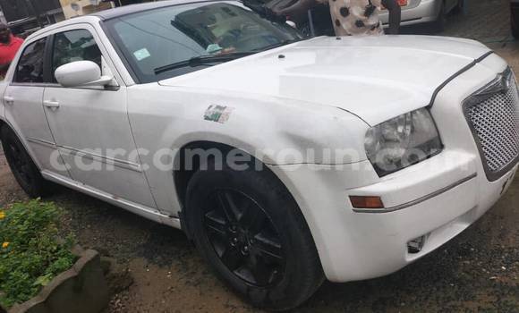 Sayi Na hannu Chrysler 300M White Mota in Yaounde a Babban Kamaru