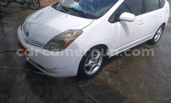 Sayi Na hannu Toyota Prius White Mota in Yaounde a Babban Kamaru