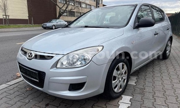 Sayi Na hannu Hyundai i30 White Mota in Yaounde a Babban Kamaru