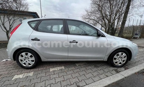 Sayi Na hannu Hyundai i30 White Mota in Yaounde a Babban Kamaru Sayi Na hannu Hyundai i30 White Mota in Yaounde a Babban Kamaru