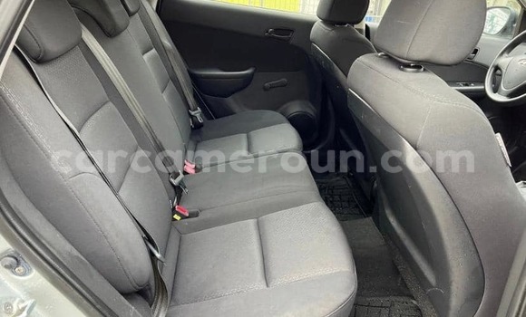 Sayi Na hannu Hyundai i30 White Mota in Yaounde a Babban Kamaru Sayi Na hannu Hyundai i30 White Mota in Yaounde a Babban Kamaru