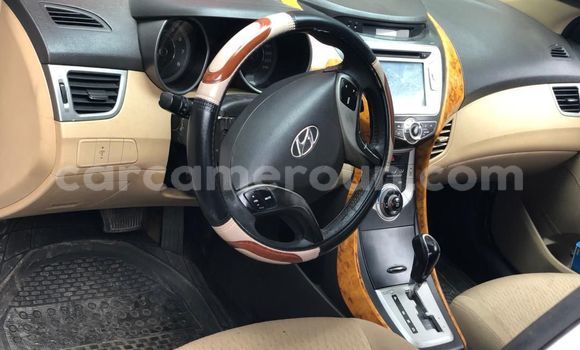 Sayi Na hannu Hyundai Elantra White Mota in Douala a Ƙasar Kamaru Sayi Na hannu Hyundai Elantra White Mota in Douala a Ƙasar Kamaru