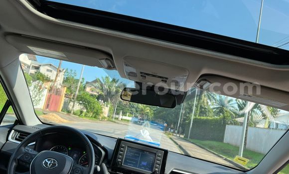 Sayi Imported Toyota RAV4 Blue Mota in Douala a Ƙasar Kamaru Sayi Imported Toyota RAV4 Blue Mota in Douala a Ƙasar Kamaru