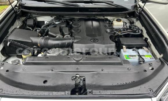 Sayi Na hannu Toyota Land Cruiser White Mota in Douala a Ƙasar Kamaru Sayi Na hannu Toyota Land Cruiser White Mota in Douala a Ƙasar Kamaru