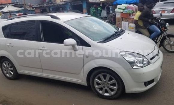 Sayi Na hannu Toyota Corolla White Mota in Yaounde a Babban Kamaru Sayi Na hannu Toyota Corolla White Mota in Yaounde a Babban Kamaru