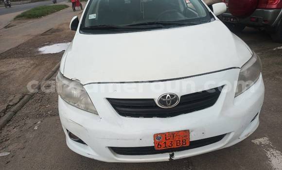 Sayi Na hannu Toyota Corolla White Mota in Yaounde a Babban Kamaru