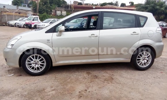 Sayi Na hannu Toyota Corolla Azurfa Mota in Yaounde a Babban Kamaru Sayi Na hannu Toyota Corolla Azurfa Mota in Yaounde a Babban Kamaru