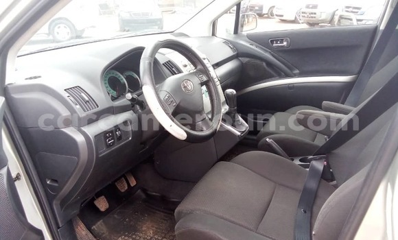 Sayi Na hannu Toyota Corolla Azurfa Mota in Yaounde a Babban Kamaru Sayi Na hannu Toyota Corolla Azurfa Mota in Yaounde a Babban Kamaru