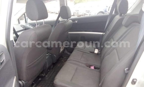 Sayi Na hannu Toyota Corolla Azurfa Mota in Yaounde a Babban Kamaru Sayi Na hannu Toyota Corolla Azurfa Mota in Yaounde a Babban Kamaru