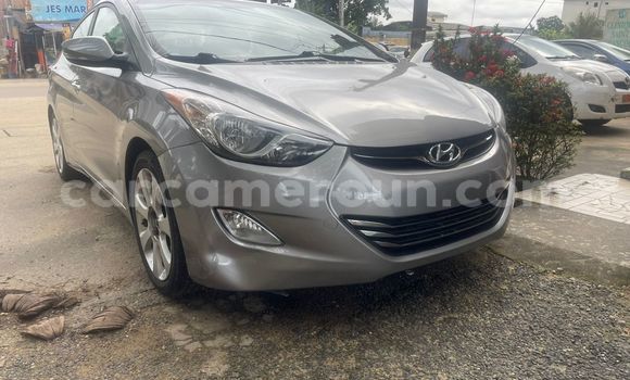 Sayi Imported Hyundai Elantra Azurfa Mota in Douala a Ƙasar Kamaru