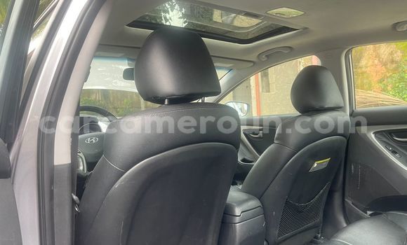 Sayi Imported Hyundai Elantra Azurfa Mota in Douala a Ƙasar Kamaru Sayi Imported Hyundai Elantra Azurfa Mota in Douala a Ƙasar Kamaru