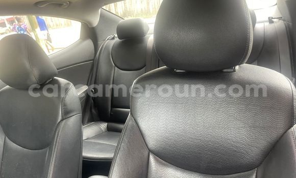 Sayi Imported Hyundai Elantra Azurfa Mota in Douala a Ƙasar Kamaru Sayi Imported Hyundai Elantra Azurfa Mota in Douala a Ƙasar Kamaru