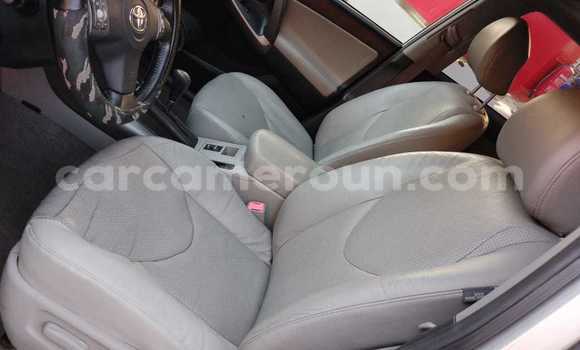 Sayi Imported Toyota RAV4 Azurfa Mota in Douala a Ƙasar Kamaru Sayi Imported Toyota RAV4 Azurfa Mota in Douala a Ƙasar Kamaru