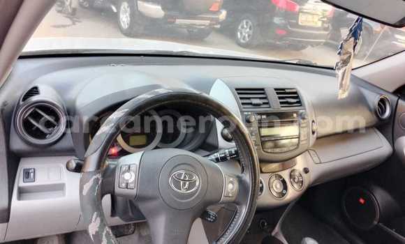 Sayi Imported Toyota RAV4 Azurfa Mota in Douala a Ƙasar Kamaru Sayi Imported Toyota RAV4 Azurfa Mota in Douala a Ƙasar Kamaru