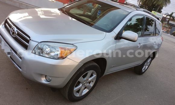 Sayi Imported Toyota RAV4 Azurfa Mota in Douala a Ƙasar Kamaru Sayi Imported Toyota RAV4 Azurfa Mota in Douala a Ƙasar Kamaru