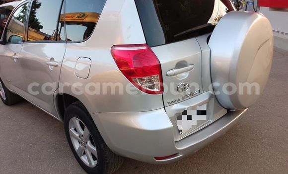Sayi Imported Toyota RAV4 Azurfa Mota in Douala a Ƙasar Kamaru Sayi Imported Toyota RAV4 Azurfa Mota in Douala a Ƙasar Kamaru