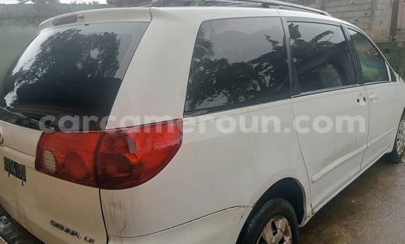 Sayi Imported Toyota Sienna White Mota in reshe a Yammacin Kamaru Sayi Imported Toyota Sienna White Mota in reshe a Yammacin Kamaru