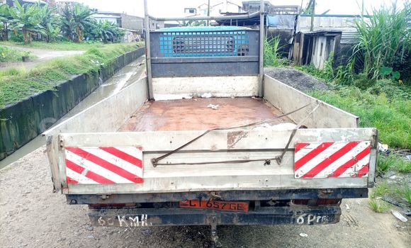 Buy Used Mitsubishi Van Green Truck in Douala in Littoral Cameroon Buy Used Mitsubishi Van Green Truck in Douala in Littoral Cameroon